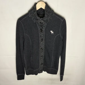 Abercrombie & fitch cardigan  - Modellen är 185. Storlek L passar M