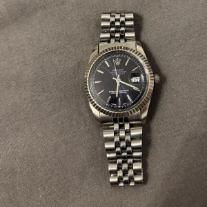 Rolle silver klocka  - Rolle silver klocka som är stilig och cool att har på sig den. Priset kan däremot också diskuteras!