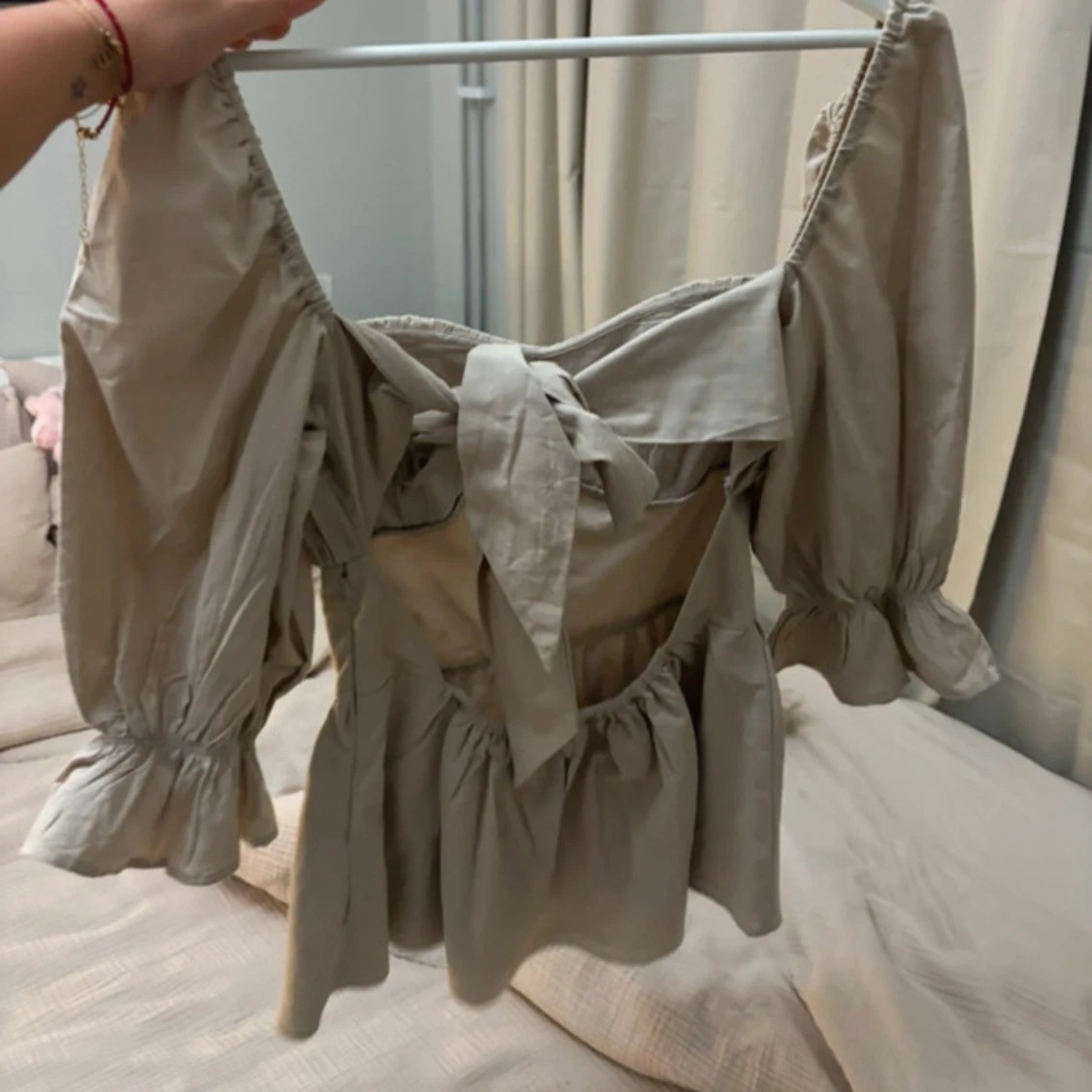 Beige blus med puffärmar och rosett - 3