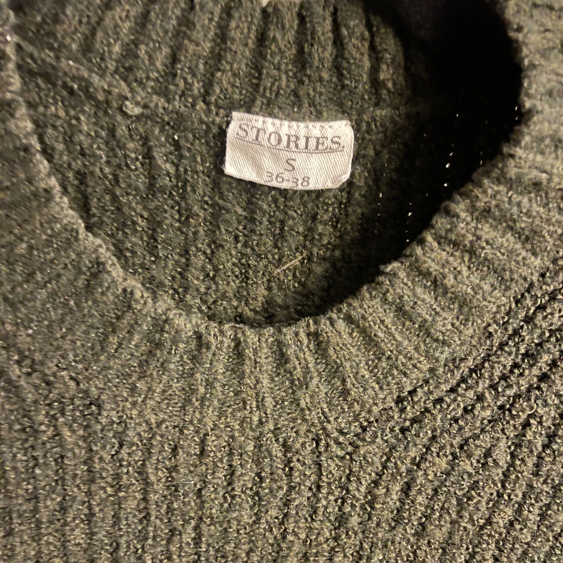 Mörkgrön stickad väst från Stories - 2