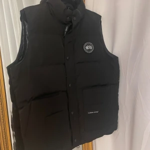 Canada goose väst L - Svart dunväst från Canada Goose i storlek L, pris kan diskuteras över 1000kr  använd fåtal gånger 