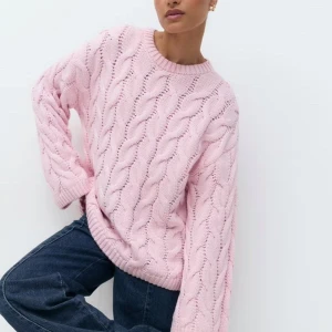 Ny! Kabelstickad GINA TRICOT NWT Chunky Knit Sweater Stickad Tröja, strl M - Säljer min ljusrosa grovstickade tröja med kraftigt nedhasad axelsöm. Köpt på Gina Tricot, i storlek ”medium”. Säljes i nyskick! Prislappen sitter kvar. Säljes då jag inte fått användning för den.  Material:60% bomull, 40% akryl.  Mått: Längd: 70 cm. Midjevidd: 110 cm. Armhåla-armhåla: 57 cm. Ärmlängd: 70 cm. Ärmvidd: 40 cm.