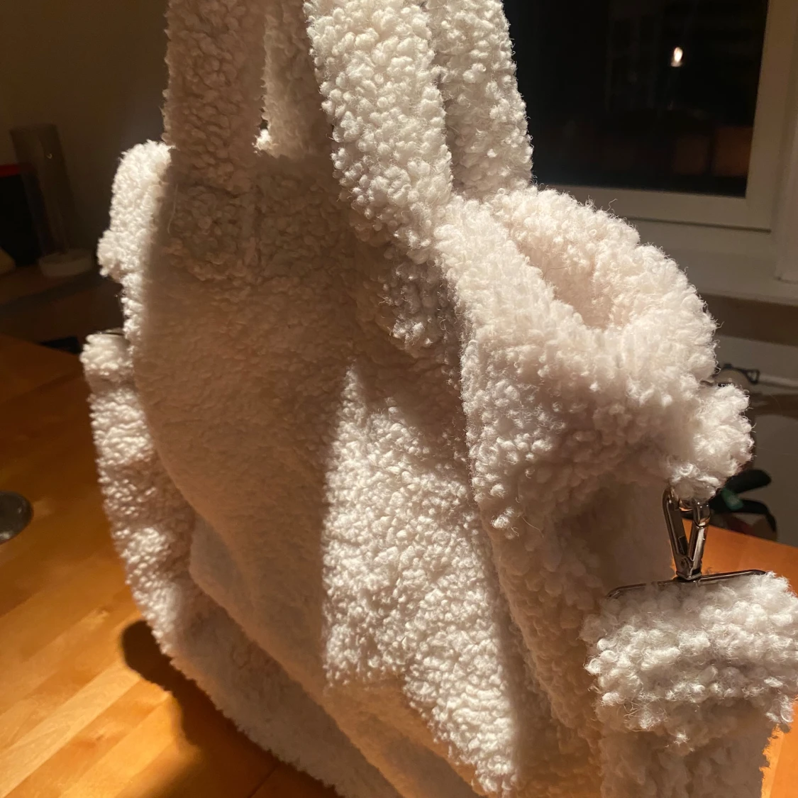 Vit fluffig axelväska i teddy - 3