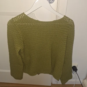 Olivgrön stickad tröja  - Säljer en olivgrön stickad tröja som är enkel och som är lätt att matcha med jeans eller mjukisbyxor. Den är helt ny, använd 1 gång! 