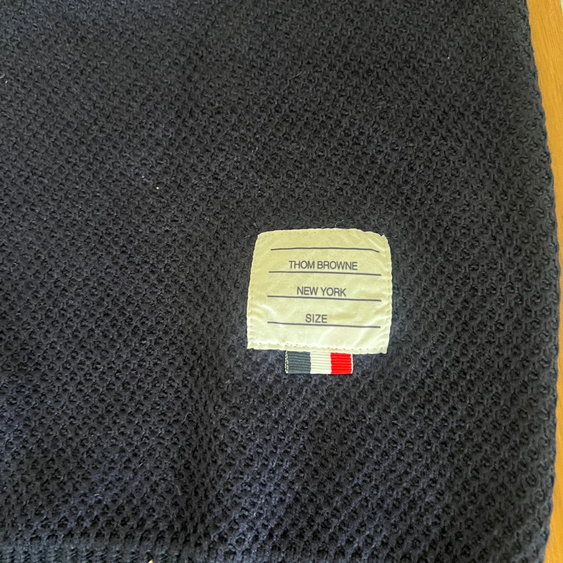 Mörkblå hoodie med vita ränder - 2