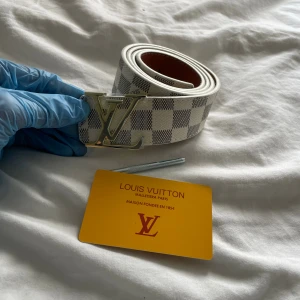 Louiss vuttton - Louiss vuttton bälte  helt ny kort  ingår och hålgörare  helt ny är de väldigt snygg med fina detaljer följ gjärna våran TikTok Scandinavia_mark