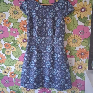 Pernilla Wahlgren klänning - Säljer en Pernilla Wahlgren klänning. Köparen står för frakten. Hund finns I hemmet!🐕