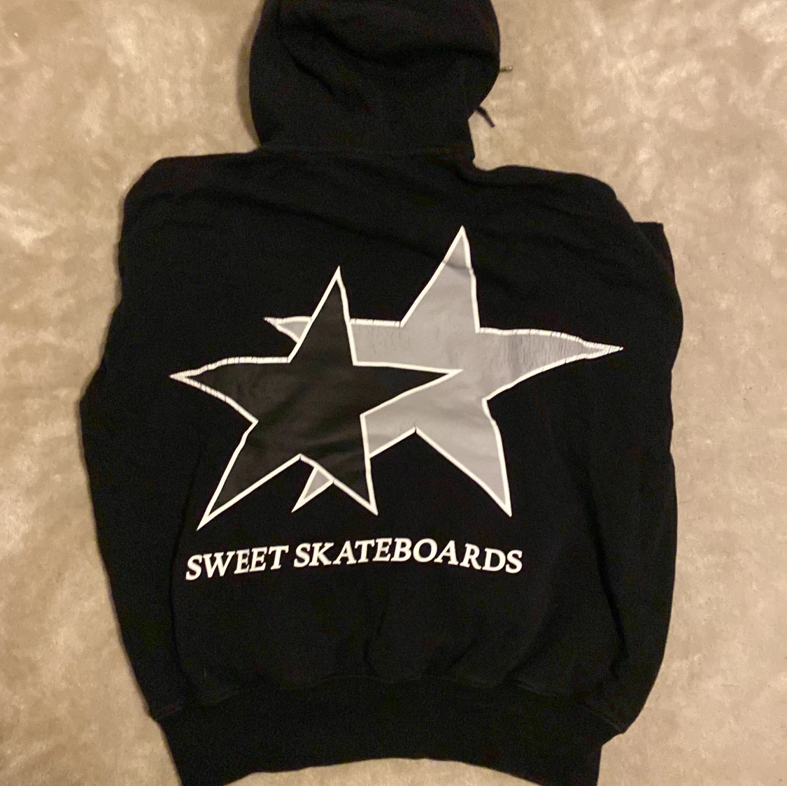 Svart hoodie Sweet Skateboards  - 2