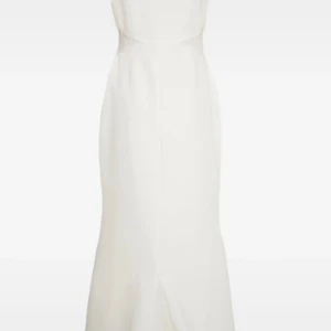 Vit långklänning med spetsärmar - Elegant vit långklänning med rund hals och fina spetsdetaljer på de korta ärmarna. Klänningen har en stilren, figurnära siluett och är tillverkad i ett mjukt material som faller snyggt längs kroppen. Perfekt för dig som vill ha en klassisk och sofistikerad look.