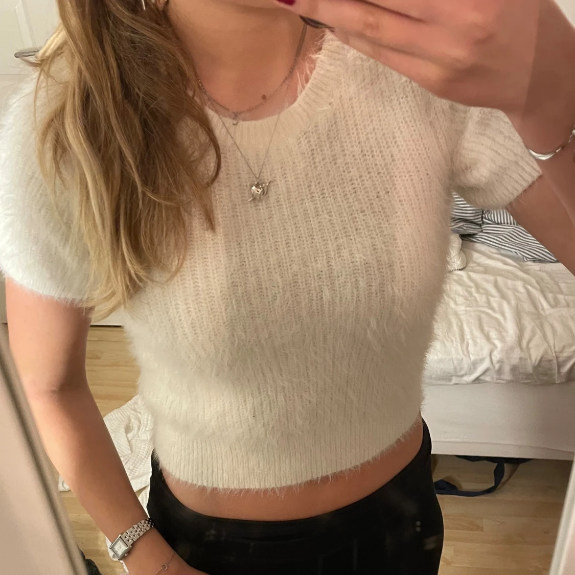 Vit fluffig stickad topp Gina Tricot