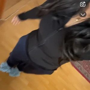 Svart zip jacket - En svart zip jacket som tyvärr inte kommer till användning längre🩷