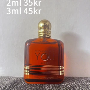 Stronger With You Amber parfym - Upptäck Stronger With You Amber från Emporio Armani. En exklusiv parfym i snygg flaska, perfekt för dig som vill sticka ut. Finns i 2ml och 3ml prover till bra pris.