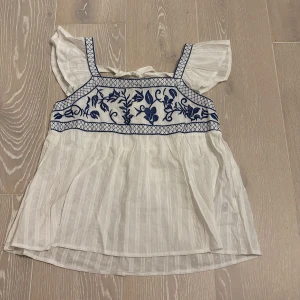 Blus storlek xs - Vit blus med blå detaljer i storlek xs