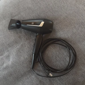 OBH Nordica hårfön - Snygg och kraftfull OBH Nordica hårfön i svart med stylingmunstycke. Flera värme- och hastighetsinställningar, kalluftsfunktion. Mycket gott skick, inga synliga repor eller skador. Perfekt för snabb och effektiv hårtorkning hemma.  2,90m sladd, Vid snabb affär kan priset förhandlas