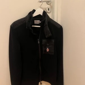 Moncler cardigan - Svart cardigan/kofta från Moncler Grenoble.        Storlek L men fits M. Superfint skick. För fler bilder eller frågor skriv!