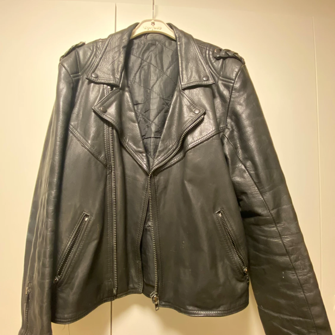 Svart skinnjacka med snörning och fransar