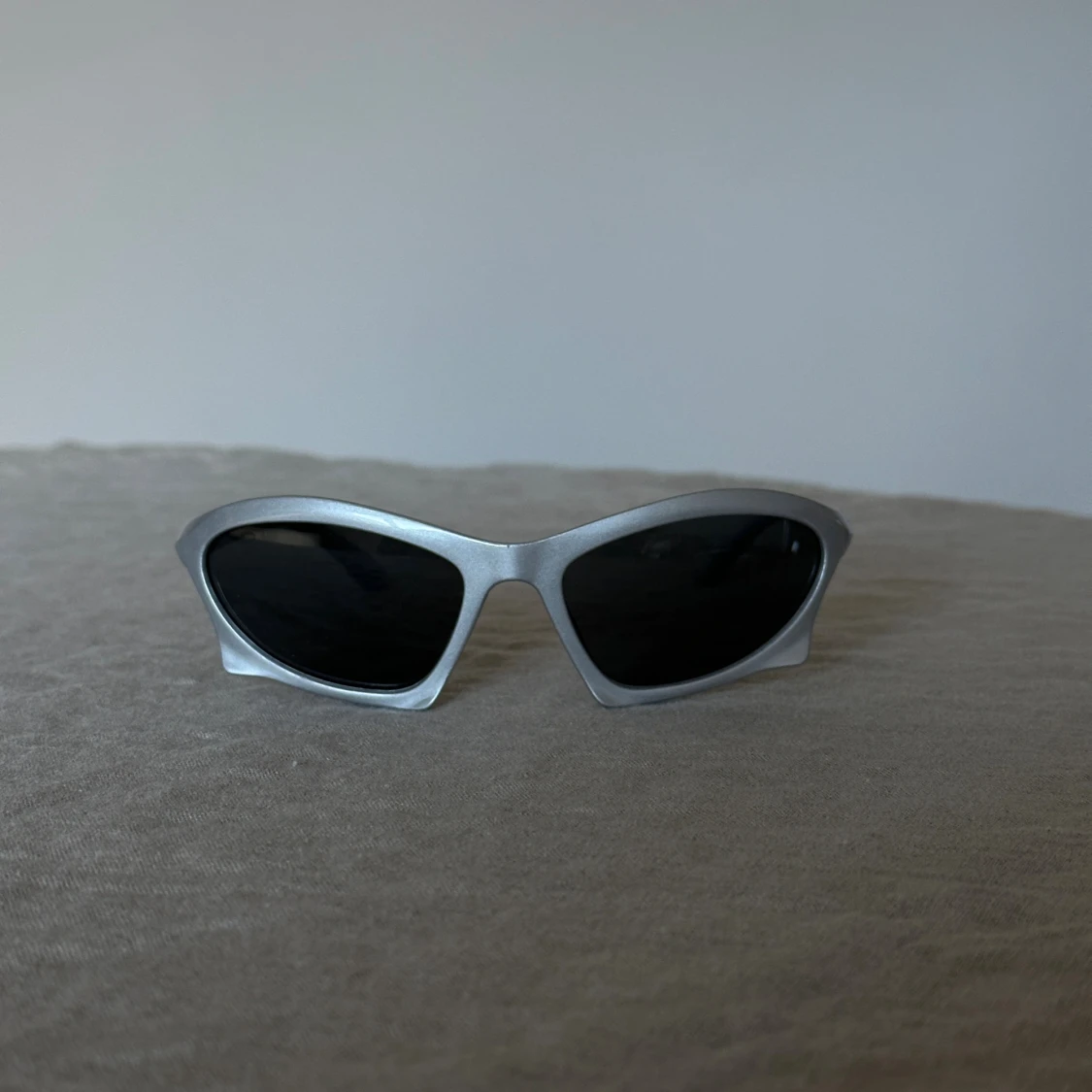 Grå/Silvriga solglasögon med svart glas - 1