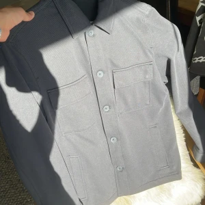 Overshirt - Storlek S men passar mig som är M, knappt använd och väldigt bra skick, riktigt fin overshirt. Jag återpublicerar då den ej passade.