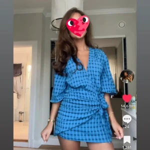 Blå rutig omlottklänning - Super fkn klänning som jag ÄLSKAR men tyvär inte används! Klänningen är i storlek xs men passar även S! Jag är 164 för referens.  Klänningen säljs ej längre!! Använd men inga defekter 