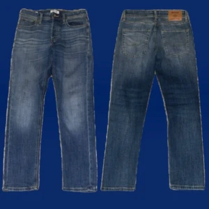Levi's jeans  - Klassiska blå Levi's  jeans tapered/mike storlek 29/30.  Använd fåtal gånger och inga skador. Skriv för frågor och pris går att diskutera