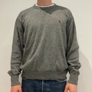 Grå stickad tröja från Polo Ralph Lauren - Ralph Lauren tröja || Storlek S || modellen på bilden är 170cm och väger 62kg || Tveka inte på att höra av dig vid frågor eller funderingar 