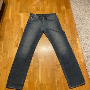 Hugo Boss jeans - Snygga Hugo boss jeans i mörkblå tvätt med klassisk femficksdesign och raka ben.  Jeansen är i bra skick. 