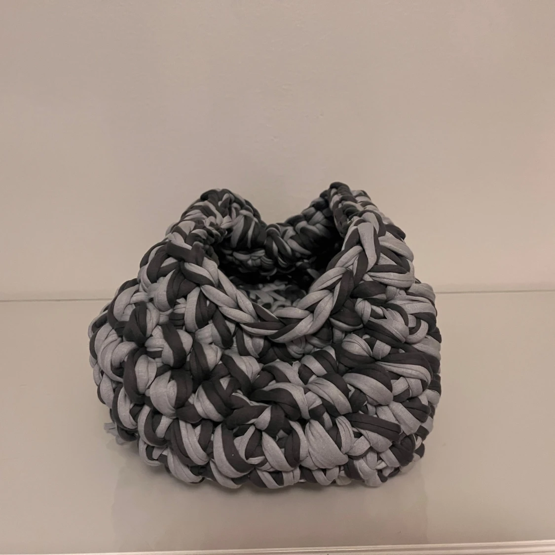 Handgjord stickad handväska i grått - 1