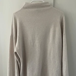 Beige polotröja från Gina Tricot - Mysig och skön tröja från Gina Tricot. Tillverkad i ett mjukt, stickat material och har en halvpolo-krage. Storlek M, rymlig i storleken och stretchig. Använd 1 gång, i fint skick.