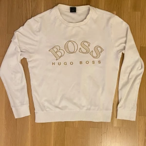 Hugo boss tröja - Hej säljer nu min sällsynta hugo boss tröja. Riktigt skön tröja i ett mjuk material med guldig text för att fräscha till vilken outfit som helst. Priset är inte hugget i sten och vid frågor är det bara att skriva🙏❤️