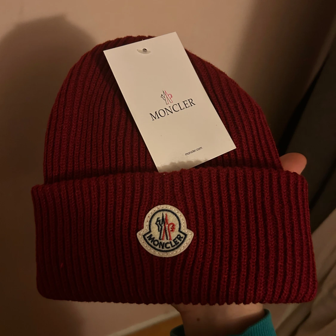 Vinröd ribbstickad mössa från Moncler - 1