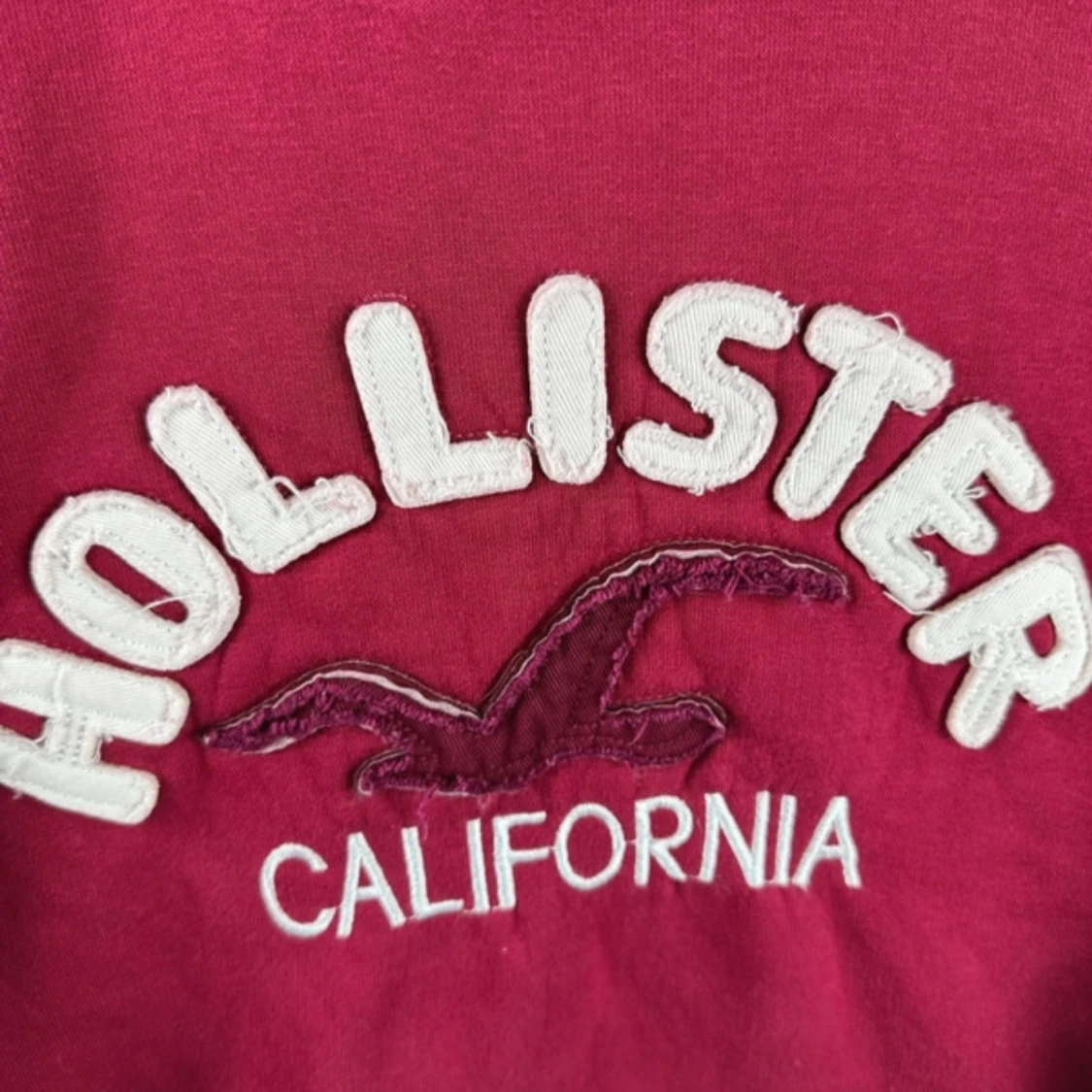 Röd hoodie från Hollister med tryck - 1