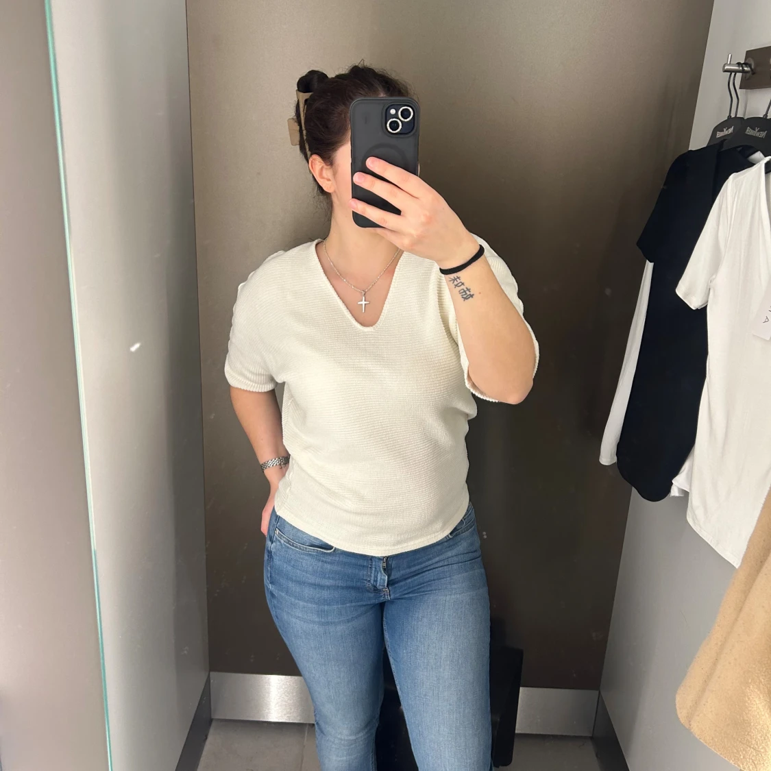 Vit ribbad topp med v-ringning