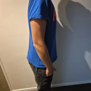 Blå replay tröja - Säljer nu mera min Blåa replay tröjan som börjar bli för liten och jag på bilden är runt 165-170. Hör av er om funderingar. Går att sänka pris vid snabb affär