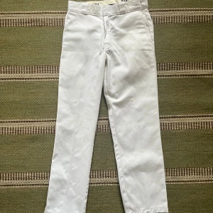 Dickies byxor vita - Dickies 874. Bra skick endast använda fåtal gånger 9/10. Är lite större i passformen. 