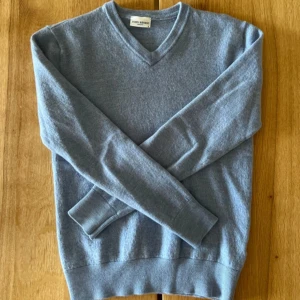 Ljusblå tröja från John Henric - Snygg ljusblå merinoull tröja från John Henric med v-ringad hals. 