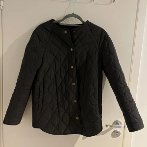 Quiltad jacka - Mörkgrön quiltad jacka från & Other Stories. Strl 34/XS men passar även en 36/S.