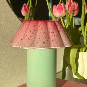 Glaslampa - handgjord glaslampa med glas ifrån secondhand! Så alla lampor är ”unika”.   I lampan sitter det en ledlampa/spotlight som drivs på 3 st AAA batteri!   Fin dekoration i hemmet, tänd som otänd!  Instagram jf_home_decor