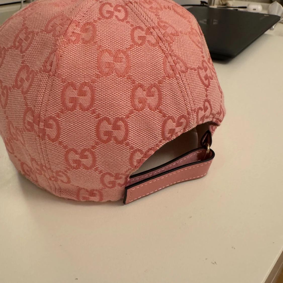 Rosa keps med GG-mönster - 2