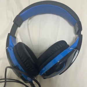 Gaming hörlurar - Jag säljer Gaming hörlurar för endast 59kr. Den funkar för playstation men är osäker om det funkar till andra konsoler. Jag har aldrig använt den och den är i nytt skick.