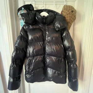 Glansig Pufferjacka - Everest - Säljer min glansiga puffer jacka som jag köpt från  märket Everest. Jackan är väl använd utan defekter, köpt förra året (Nypris 1300kr). Pris kan självklart siskuteras och kom gärna med frågor!