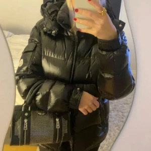 Moncler maya jacka  - Storlek s, jackan är äkta , har både kvitto och annat bevis på de 💕 nypris 18 000! Kan byta mot fjällräven 