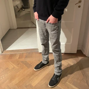 Levis 511 jeans  - Storlek 28/32.                                                                     Fint skick med en snygg slitning vid fickan 