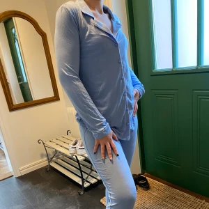 Ljusblå Intimissimi pyjamas🩵 - Ljusblå intimissimipyjamas som inte längre går att få tag på i butik eller på hemsida🩵båda delarna i M. Skjortan aldrig använd och byxorna är sparsamt använda men fått lite nopprigt mellan låren. (Höger av skjortorna på sista bilden för att se färgen i jämförelse med mitt andra set till salu)