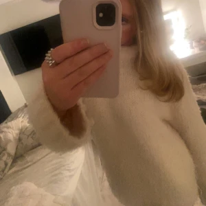 Mysig vit stickad tröja - Supermysig beige/creméfärgad stickad tröja med fluffig känsla och rund hals.  Perfekt att använda inför vintern och hösten. Kan matcha med allt💗💗(Använd endast en gång)