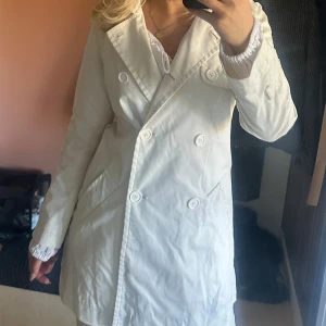 Kappa - Krämvit kappa, Saknar midjebältet🤍