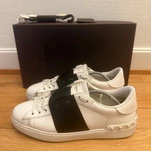 Valentino open sneakers  - Säljer nu dessa fina valentino skor | Super fint skick | Storlek 41 | Kommer med box,valentino kort och extra snören |