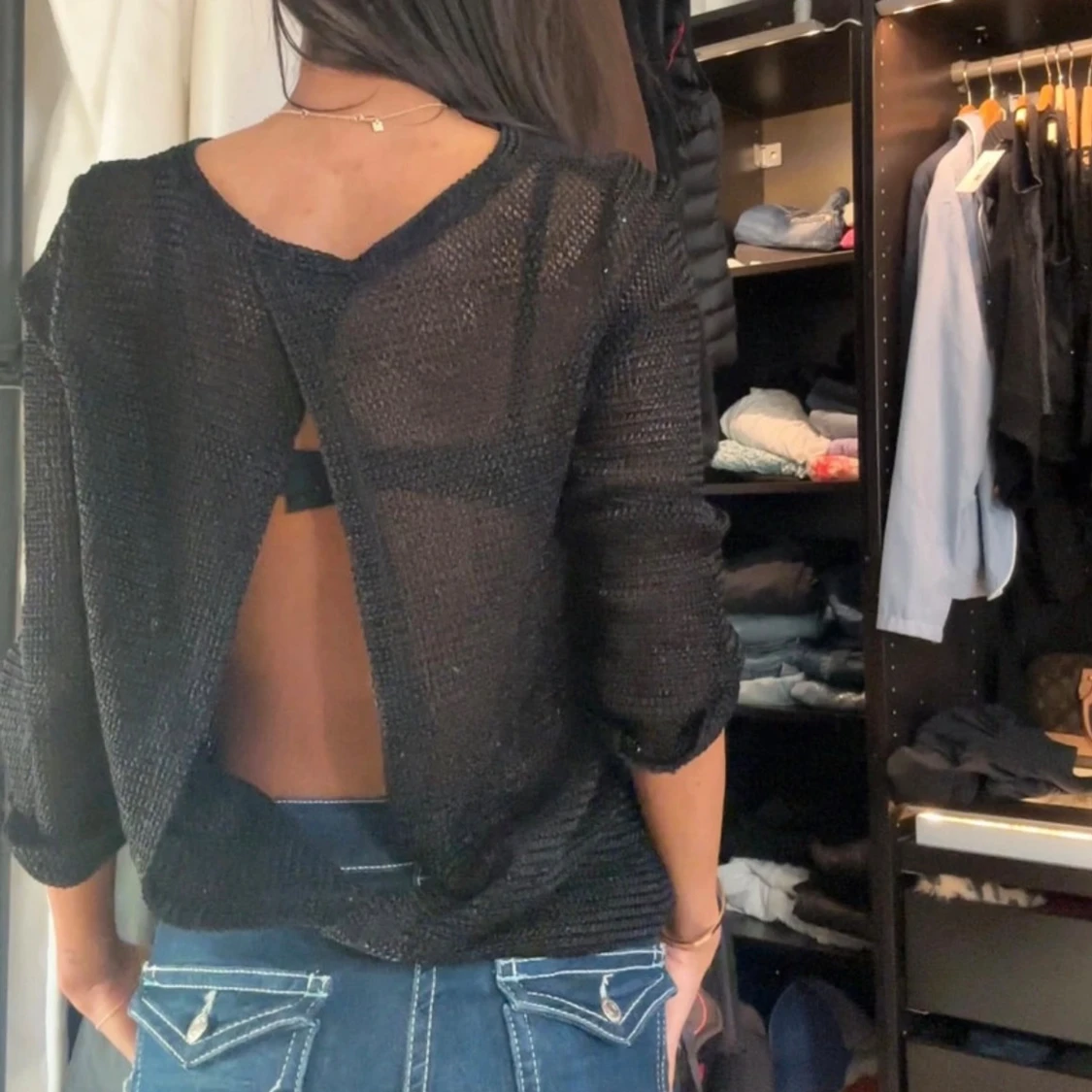 Svart stickad top med öppen rygg - 2