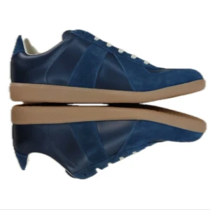 Maison Margiela GAT - Maison Margiela GAT sneakers i marinblå färg med beige gummisula. Äkthetsbevis finns. Hör av dig vid minsta fundering så hjälper vi dig😃🙌