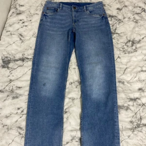 Blå straight leg jeans från Kappahl - Snygga blå jeans från Kappahl, straight leg. Sjuk kvalité och väldigt bekväma. Jeansen har användes max 1-2 gånger.