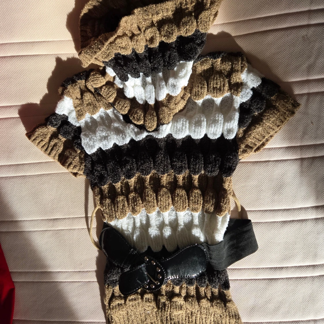 Stickad kortklänning med bälte